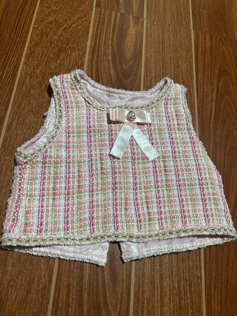 SHEIN Tweed Skirt Set - 4Y (Category: Babies & Kids Fashion) located in San Fernando. Submitted by donaborj (Listing ID 1405063697, Image 2). Description: Adorable tweed skirt set from SHEIN, perfect for your little one! This set includes a sleeveless top with a cute bow detail and a matching pleated skirt. The set is in a lovely pink and white color scheme. The size is 4Y. .