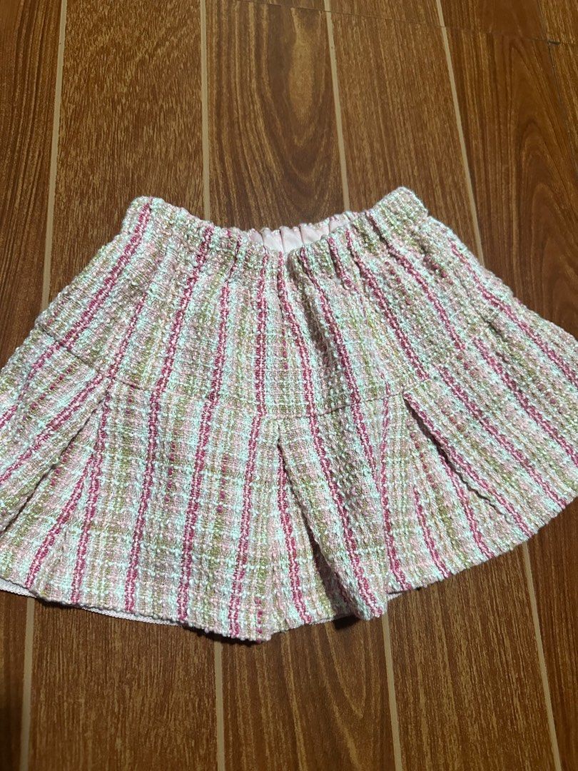 SHEIN Tweed Skirt Set - 4Y (Category: Babies & Kids Fashion) located in San Fernando. Submitted by donaborj (Listing ID 1405063697, Image 3). Description: Adorable tweed skirt set from SHEIN, perfect for your little one! This set includes a sleeveless top with a cute bow detail and a matching pleated skirt. The set is in a lovely pink and white color scheme. The size is 4Y. .