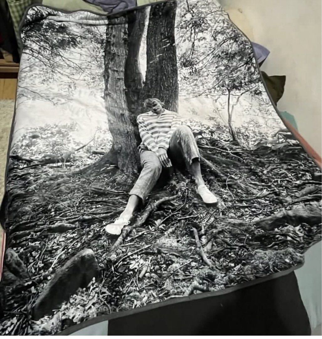 Taylor Swift Folklore Blanket (Category: Bedding & Towels) located in San Quintin. Submitted by dotheroar (Listing ID 1405142590, Image 1). Description: Brand new. Rfs: need funds.
