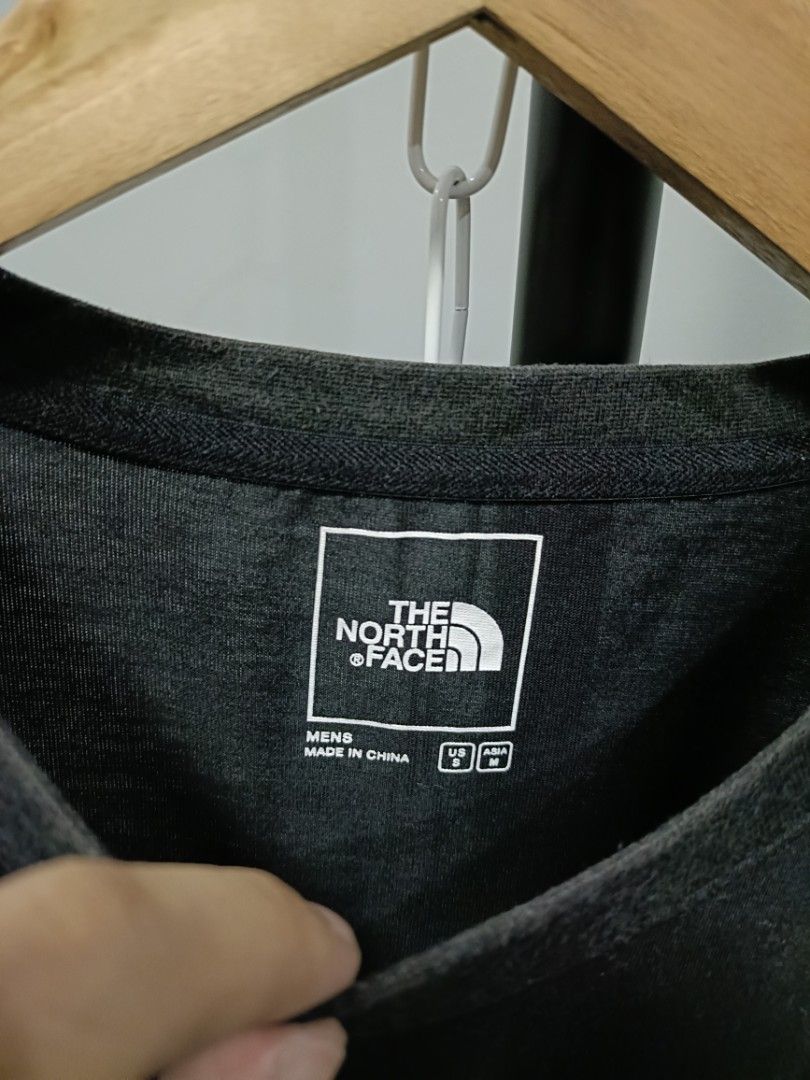 The North Face Black Graphic Tee (Category: Tshirts & Polo Shirts ) located in Santiago. Submitted by bargaincloset2023 (Listing ID 1405102115, Image 3). Description: -Actual Dimension: 19" x 26" -size on tag M -fit up to S/M -no crack print -complete washtag -excellent condition (9/10) -slightly sun fade on neckline (check photos) note: when viewing, click the photo to see the whole picture 🫡 📍 Santiago City, Isabela Payment first policy No fr