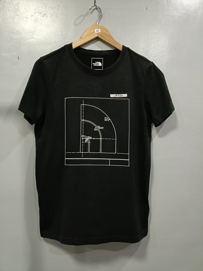 The North Face Black Graphic Tee (Category: Tshirts & Polo Shirts ) located in Santiago. Submitted by bargaincloset2023 (Listing ID 1405102115, Image 1). Description: -Actual Dimension: 19" x 26" -size on tag M -fit up to S/M -no crack print -complete washtag -excellent condition (9/10) -slightly sun fade on neckline (check photos) note: when viewing, click the photo to see the whole picture 🫡 📍 Santiago City, Isabela Payment first policy No fr