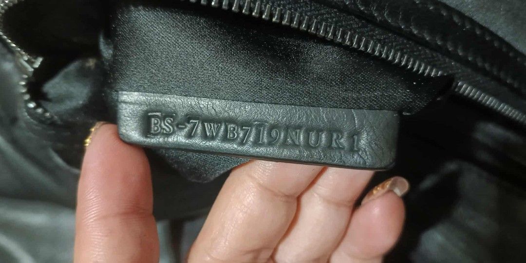 Valentino Garavani (Category: Luxury Bags & Wallets) located in Legazpi City. Submitted by georgepine07142 (Listing ID 1405148348, Image 3). Description: Preloved Valentino Garavani Leather Bag A chic and unique piece designed with mixed studs for that signature Valentino edge. Comes with its code inside and authenticity card. Very minimal signs of usage — still in good condition. A stunning statement bag ready for its next owner..