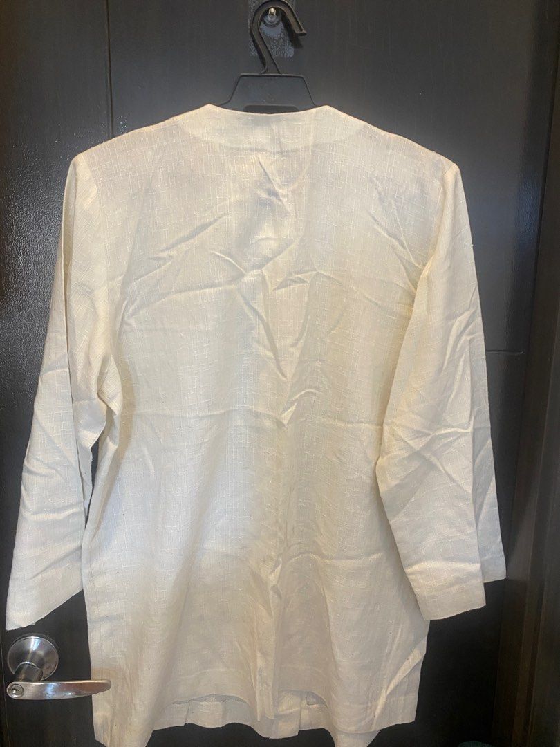 White cream 3/4 sleeves semi/formal (Category: Others Tops) located in Quezon City. Submitted by bebothann (Listing ID 1405009959, Image 3). Description: White cream 3/4 sleeves Semi formal / formal Can be used for office / wedding occasion Shipping fee c/o buyer Large.