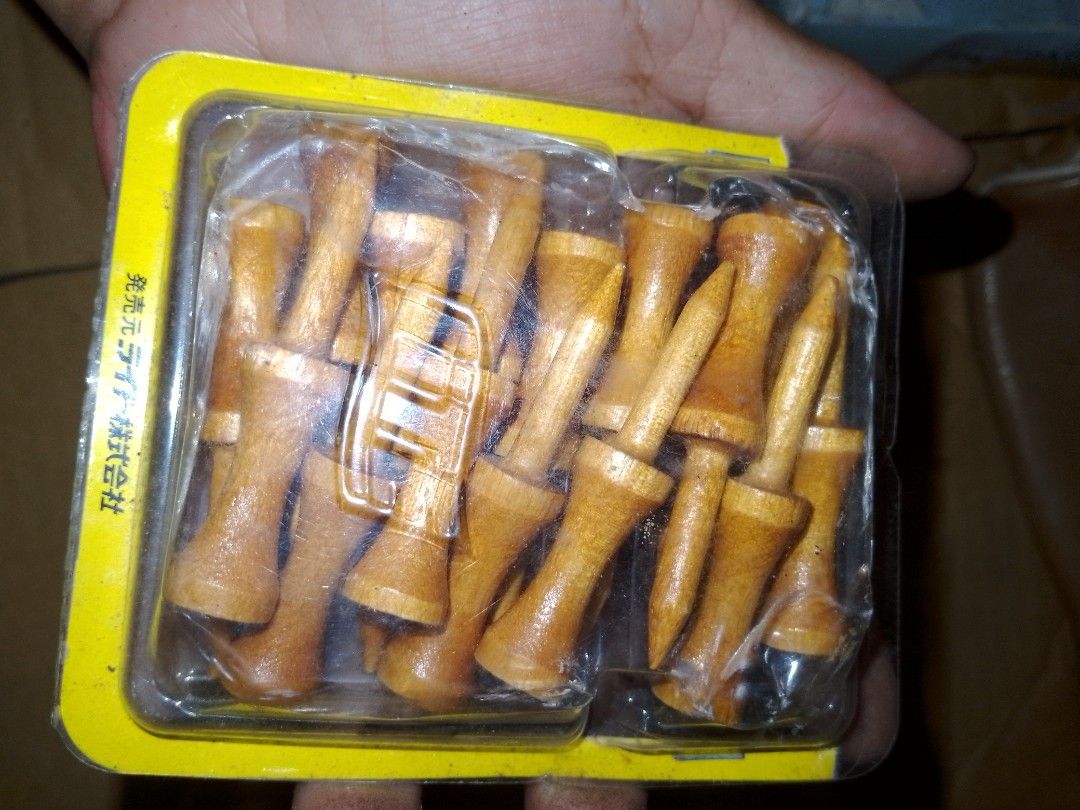 Wooden Golf Tees (Category: Golf) located in Cardona. Submitted by nick_and_maria (Listing ID 1405070694, Image 3). Description: - 15pcs - Pack of wooden golf tees - Made in USA and Japan - Includes a yellow and clear plastic container - Light brown color - Multiple tees per pack.