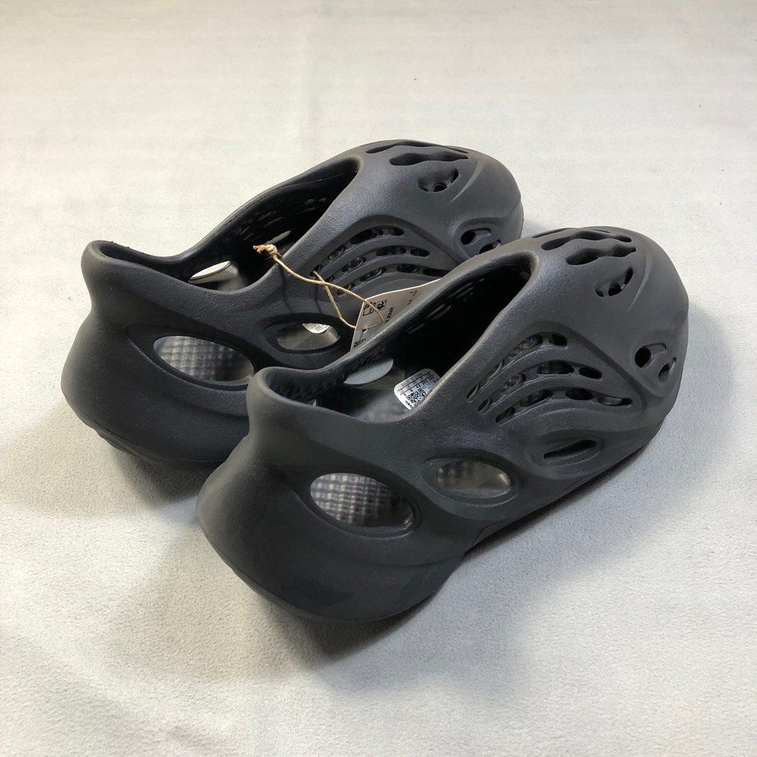 Adidas Yeezy Foam RNNR (Category: Slippers & Slides) located in Manila. Submitted by stablesource (Listing ID 1401853245, Image 2). Description: Adidas Yeezy Foam Runner Size 8 US Mens No Box Excellent Kindly Check All Details Before Purchase🤝.