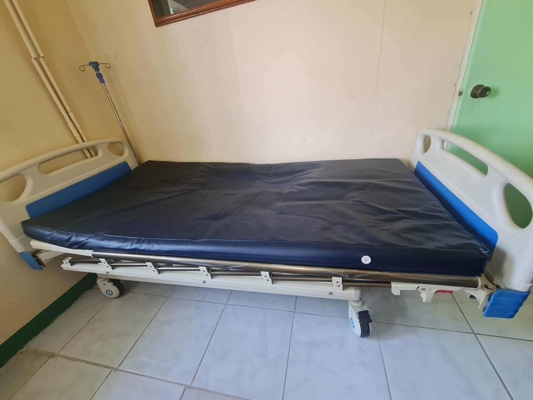 Adjustable Hospital Bed with Mattress (Category: Bed Frames & Mattresses) located in Manila. Submitted by mdl0000 (Listing ID 1401774115, Image 2). Description: HOSPITAL BED, bought last May 2022, for my Tita sana, kaso hindi na rin naman nagamit, with cushion.