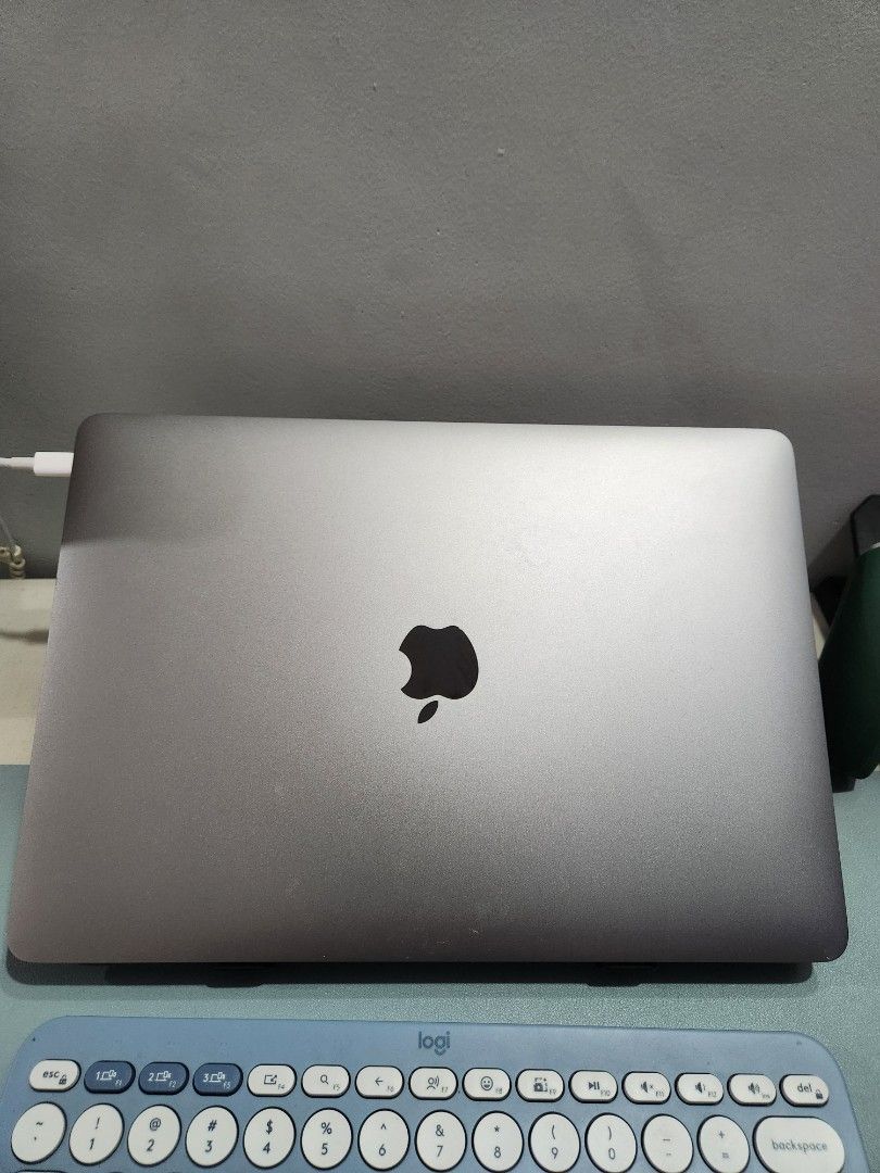 Apple Macbook Air M1 (8/256) Space Gray (Category: Laptops & Notebooks) located in Manila. Submitted by jmsnkko16 (Listing ID 1401845221, Image 2). Description: - Apple Macbook Air - Silver finish - Backlit keyboard - Vibrant screen - Includes charging cable used, battery apacity at 92% di na nagagamit po kaya benta nalang meetup: sm marilao .