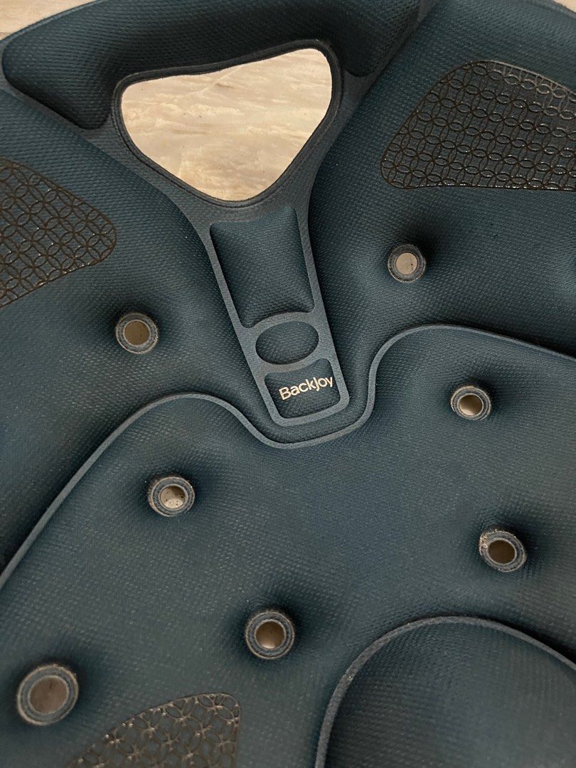 BackJoy SitSmart core traction seat (Category: Braces, Support & Protection) located in Quezon City. Submitted by _qqq23 (Listing ID 1401841830, Image 2). Description: BackJoy SitSmart core traction seat Barely used, like new no issues bnew price is 4,500 loc: new manila, qc.