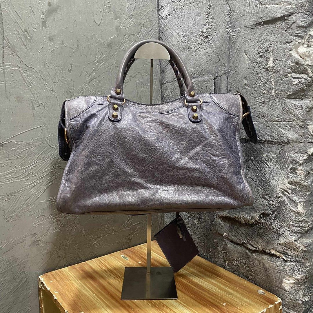 Balenciaga City Bag (Category: Luxury Bags & Wallets) located in Caloocan City. Submitted by vintageluxgirly24 (Listing ID 1401850068, Image 2). Description: Balenciaga City Bag Complete with Strap and Zipper All items are negotiable! .
