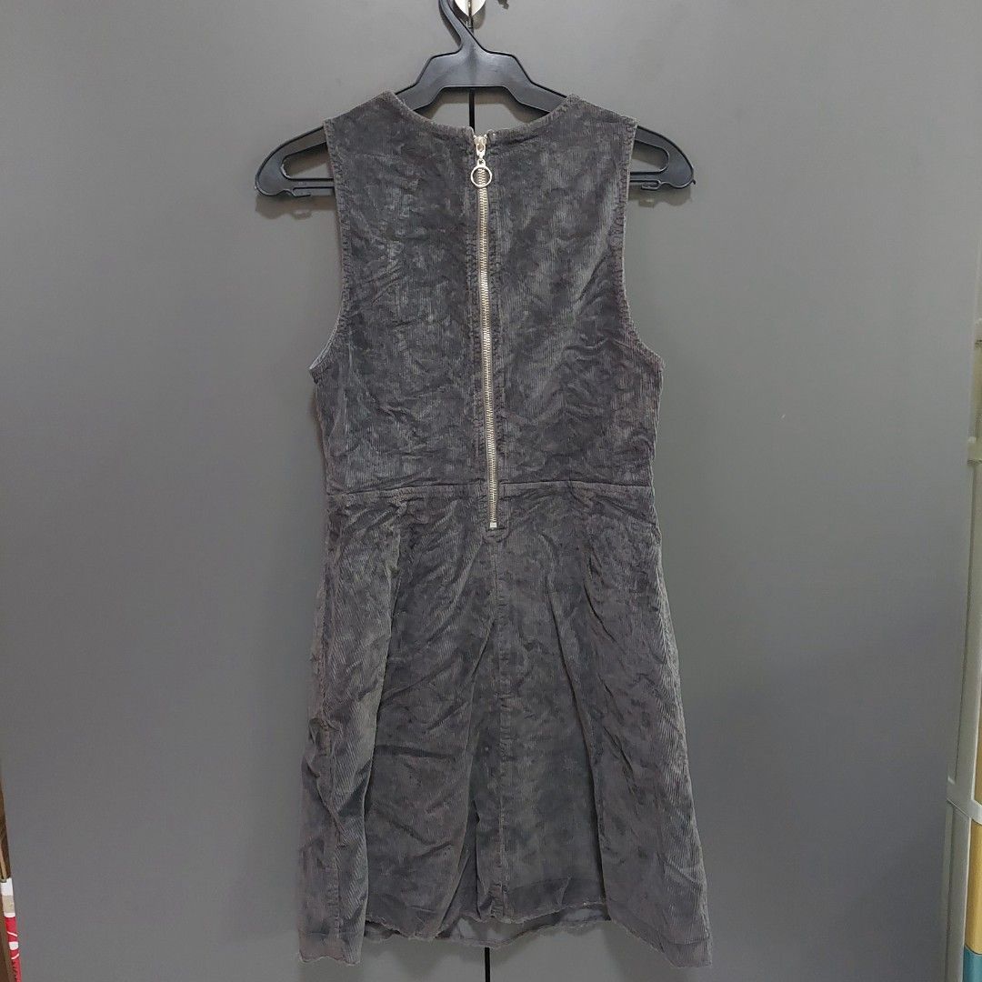 Layering Gray Corduroy Dress (Category: Dresses) located in Pasig City. Submitted by seashiels (Listing ID 1401782507, Image 2). Description: - Bella Dahl sleeveless dress - Corduroy fabric - Dark grey color - Zipper closure - Good for layering in the fall/winter No when worn photo Location: Pasig.
