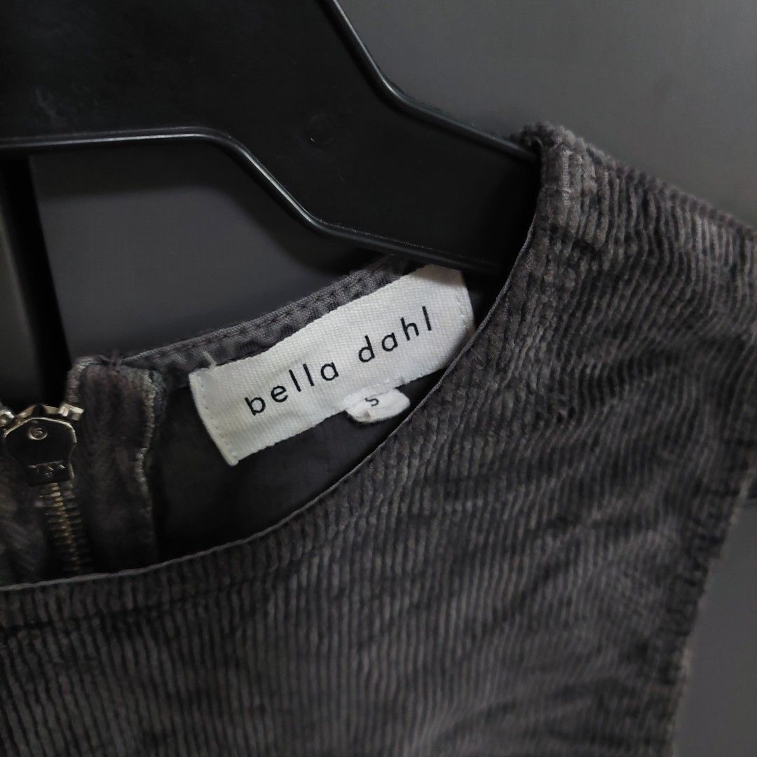 Layering Gray Corduroy Dress (Category: Dresses) located in Pasig City. Submitted by seashiels (Listing ID 1401782507, Image 3). Description: - Bella Dahl sleeveless dress - Corduroy fabric - Dark grey color - Zipper closure - Good for layering in the fall/winter No when worn photo Location: Pasig.