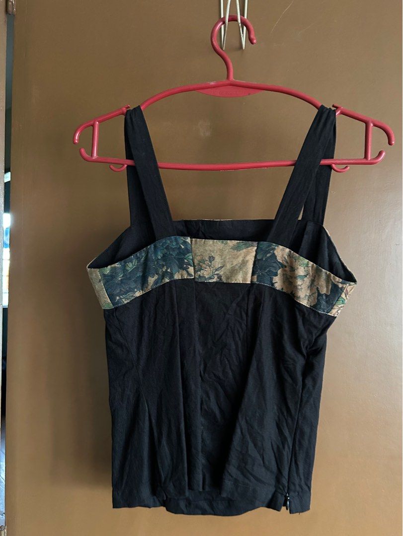 Black Square Neck Floral Sleeveless Top (Category: Sleeveless) located in Manila. Submitted by anothermanxtreasure (Listing ID 1401824250, Image 3). Description: V wrinkly but this is super cute once ironed Date appropriate kind of top, girly but in a lowkey way bc of the floral detail Best suits XS-S frames.