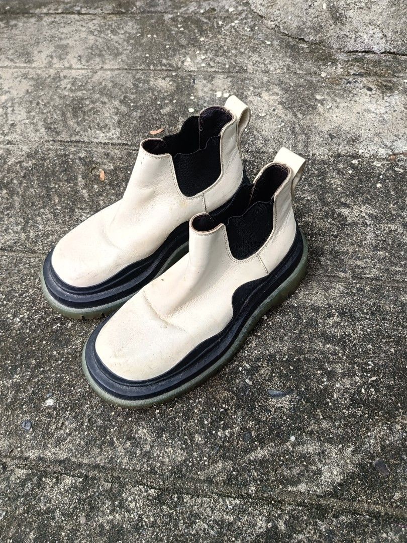 Bottega Veneta Chelsea Boots (Category: Sneakers & Footwear) located in Iloilo. Submitted by singkomils.ilo5000 (Listing ID 1401893532, Image 1). Description: - Bottega Veneta Chelsea boots - Color: White with black sole - Size: 35 - Features elastic side panels - Interior: Brown - Made in Italy.
