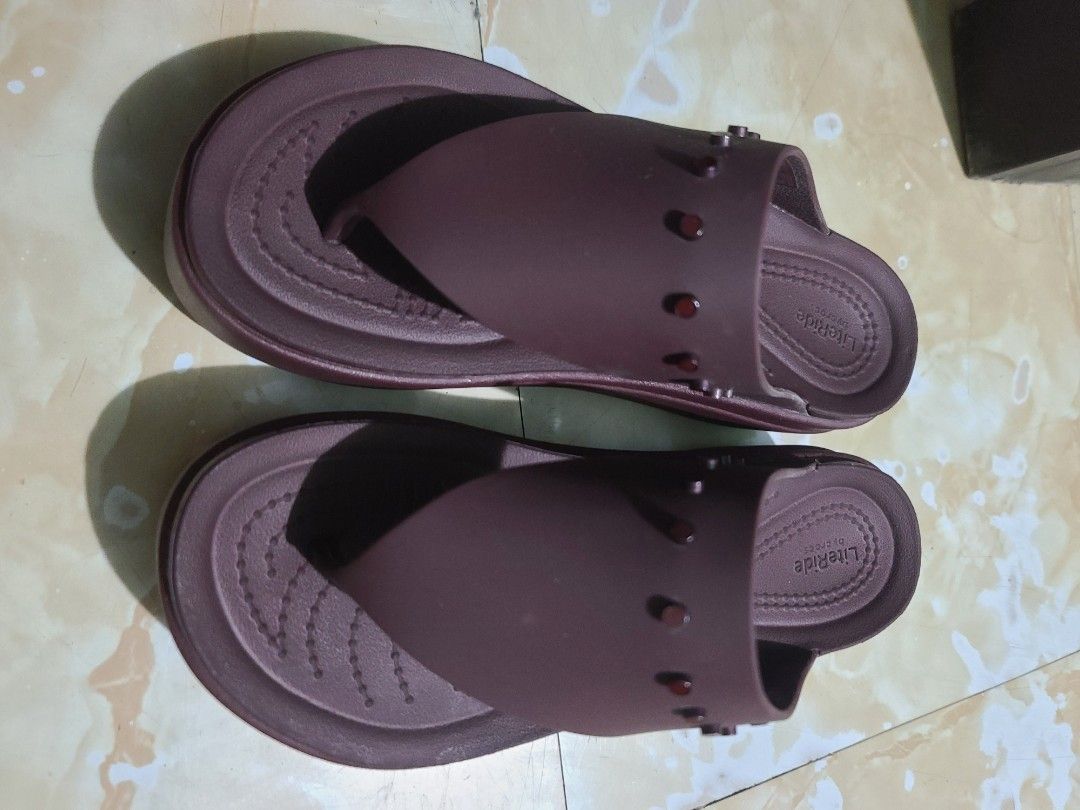 Crocs LiteRide Flip Flops (Category: Slippers and slides) located in Quezon City. Submitted by veegee1216 (Listing ID 1401862176, Image 3). Description: Crocs LiteRide flip-flops in brown with red accents. Comfortable LiteRide footbed. Classic flip-flop style 100% OG! BOUGHT FROM OUTLET STORE size W5 USED ONCE ONLY! *No inclusion.