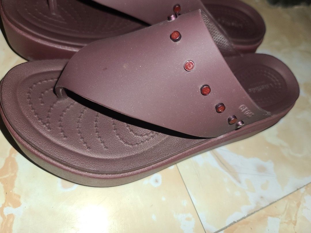 Crocs LiteRide Flip Flops (Category: Slippers and slides) located in Quezon City. Submitted by veegee1216 (Listing ID 1401862176, Image 2). Description: Crocs LiteRide flip-flops in brown with red accents. Comfortable LiteRide footbed. Classic flip-flop style 100% OG! BOUGHT FROM OUTLET STORE size W5 USED ONCE ONLY! *No inclusion.