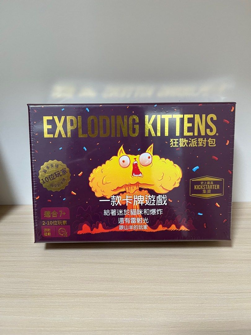 Exploding Kittens Card Game （分類：桌遊及拼圖）位於 Hong Kong。 由 picklesburger 提交（商品編號 1401764937，圖片 1）。簡介： 聖誕party啱曬🥰🎄 全新正版 原價$275 可面交/SF到付 Exploding Kittens card game. Includes cards and instructions. Designed for 2-10 players, ages 7+. The box features a cartoon explosion with a cat face. The back of the box shows gameplay instructions and card examples. It is a Kickstarter edition.。