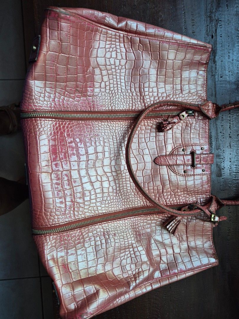 FINO Crocodile-Embossed Tote Bag (Category: Tote Bags) located in Leyte. Submitted by melinda66885 (Listing ID 1401729651, Image 1). Description: used quite a bit still good. fino .