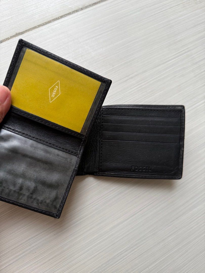 Fossil Black Leather Wallet (Category: Wallets & Card holders) located in Mapandan. Submitted by feanner (Listing ID 1401750872, Image 3). Description: Fossil wallet Bifold Black Leather 1 Note Compartment 1 Zipper Compartment 1 pocket inside compartment 10 Card Slots Additional Removable Card Case.