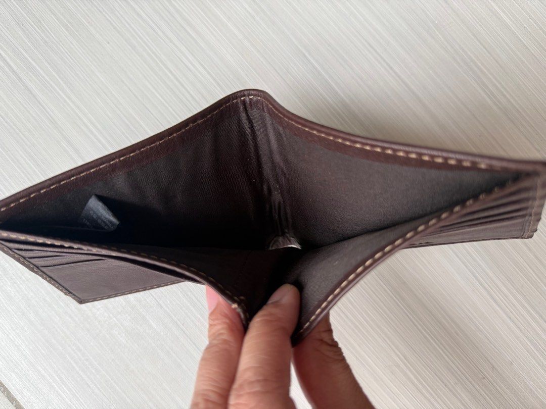 Fossil Brown Leather Wallet (Category: Wallets & Card Holders) located in Mapandan. Submitted by feanner (Listing ID 1401750500, Image 3). Description: - Fossil bifold brown leather wallet - Fossil logo visible inside - 1 Note Compartment - 10 Card Slots .