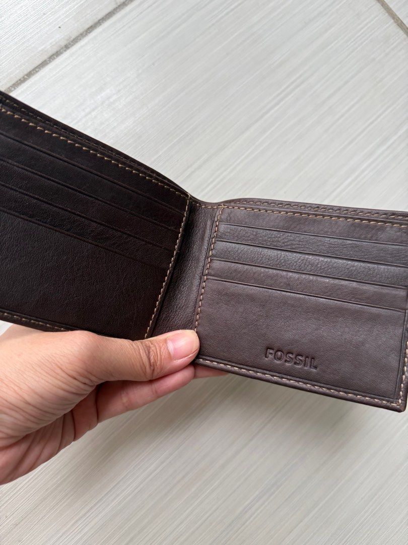 Fossil Brown Leather Wallet (Category: Wallets & Card Holders) located in Mapandan. Submitted by feanner (Listing ID 1401750500, Image 2). Description: - Fossil bifold brown leather wallet - Fossil logo visible inside - 1 Note Compartment - 10 Card Slots .