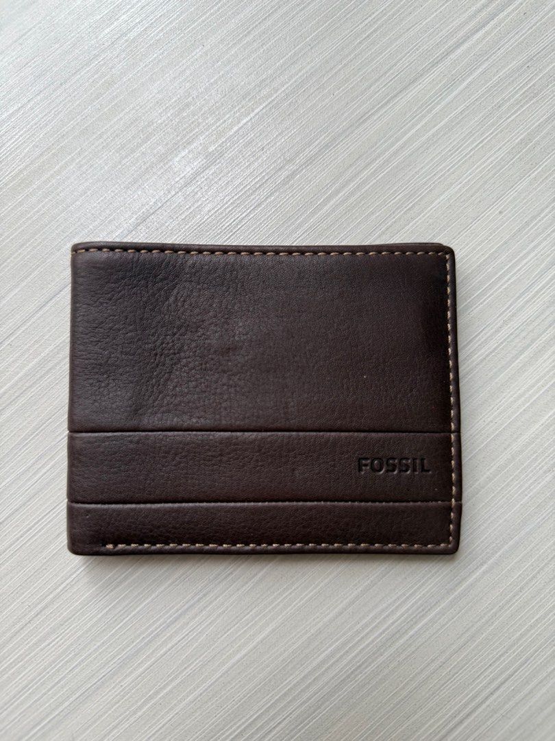 Fossil Brown Leather Wallet (Category: Wallets & Card Holders) located in Mapandan. Submitted by feanner (Listing ID 1401750500, Image 1). Description: - Fossil bifold brown leather wallet - Fossil logo visible inside - 1 Note Compartment - 10 Card Slots .