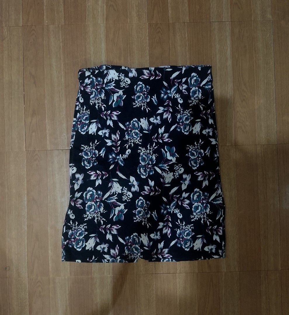 G2S Floral Skirt (Category: Skirts) located in Quezon City. Submitted by jay0708 (Listing ID 1401888202, Image 2). Description: Skirt features a beautiful floral pattern in shades of blue, white, and purple on a black background. It has a classic A-line cut and a comfortable fit. The skirt has a zipper closure at the back. pm for exact measurements .