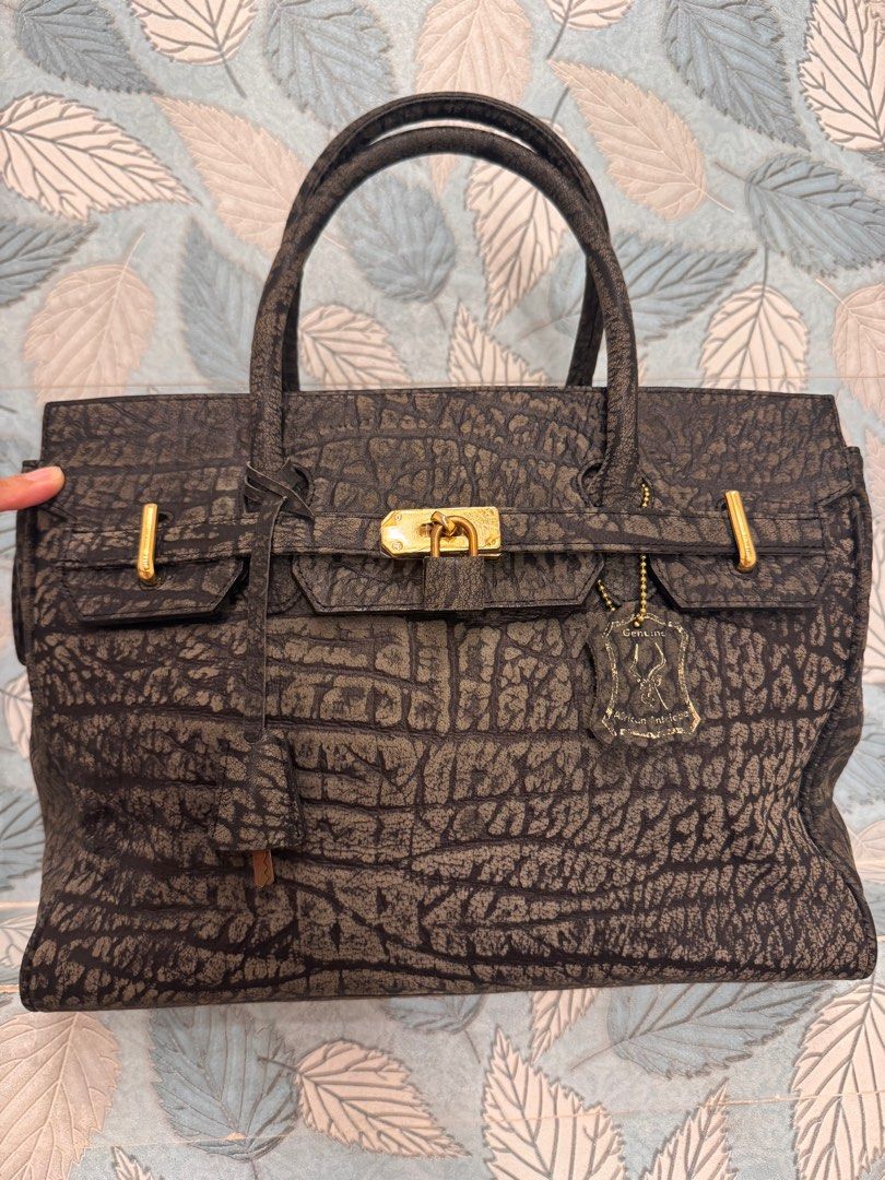 Genuine African Antelope (Category: Luxury Bags & Wallets) located in Cabanatuan. Submitted by k2_boutiqueshop (Listing ID 1401783783, Image 1). Description: Genuine African Antelope Skin Leather Handbag Birkin Zipper Style Handbag Brandnew Unused Genuine Antelope Inclusions: lock, key, authenticity of African Antelope leather hang tag, dust bag .