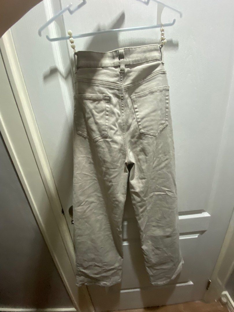 H&M Divided Beige Jeans (Category: Jeans) located in Muntinlupa City. Submitted by saladst0p (Listing ID 1401902938, Image 2). Description: - H&M beige wide leg high waist jeans - Size: EUR 32/US 0 - No flaws, like bnew.