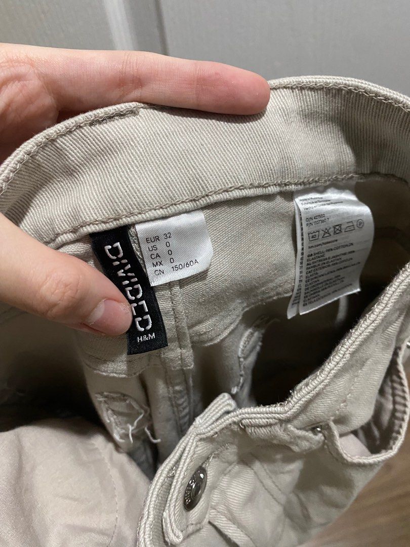 H&M Divided Beige Jeans (Category: Jeans) located in Muntinlupa City. Submitted by saladst0p (Listing ID 1401902938, Image 3). Description: - H&M beige wide leg high waist jeans - Size: EUR 32/US 0 - No flaws, like bnew.