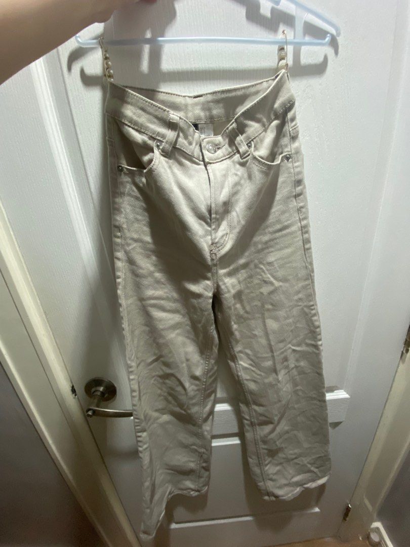 H&M Divided Beige Jeans (Category: Jeans) located in Muntinlupa City. Submitted by saladst0p (Listing ID 1401902938, Image 1). Description: - H&M beige wide leg high waist jeans - Size: EUR 32/US 0 - No flaws, like bnew.