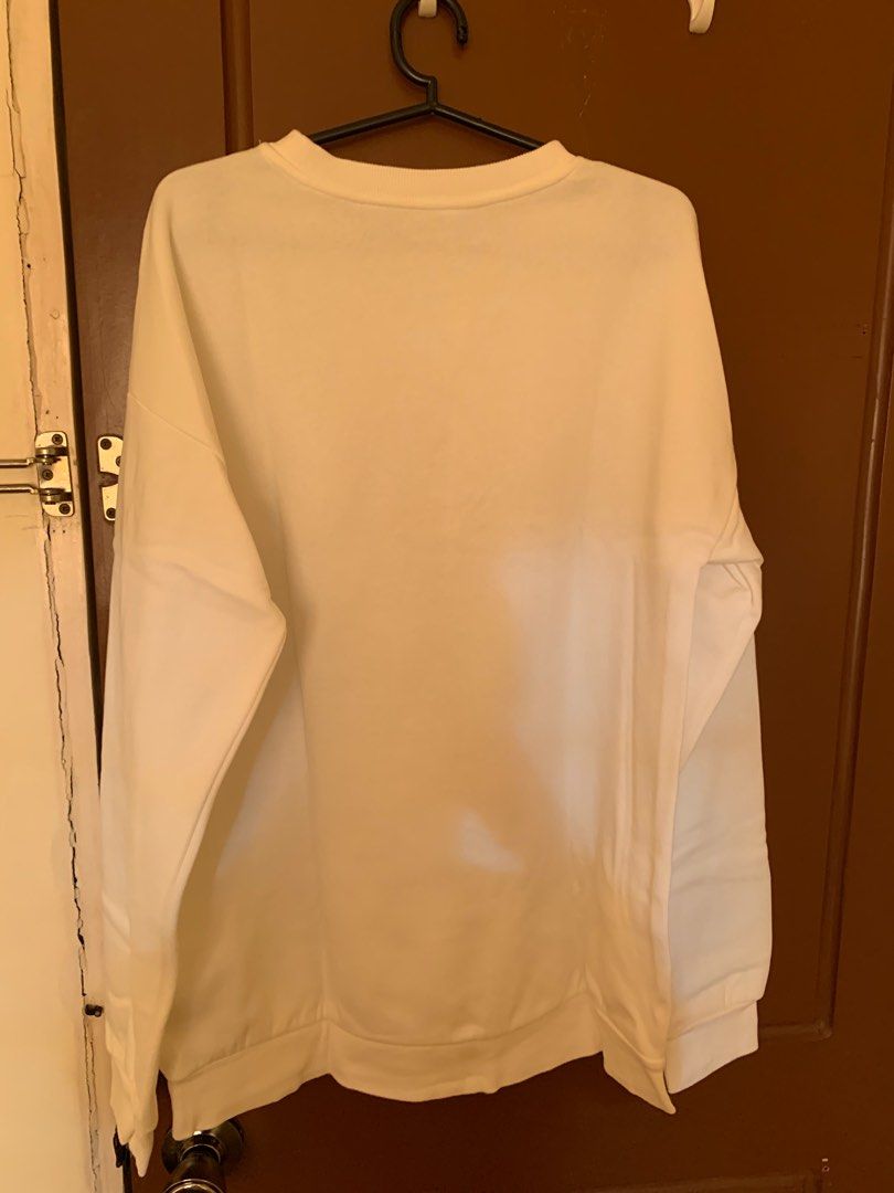 H&M Horse Print Sweatshirt (Category: Longsleeves) located in Las Pinas. Submitted by joy12c (Listing ID 1401825013, Image 3). Description: H&M Sweatshirt Location : BF Resort Las Piñas.