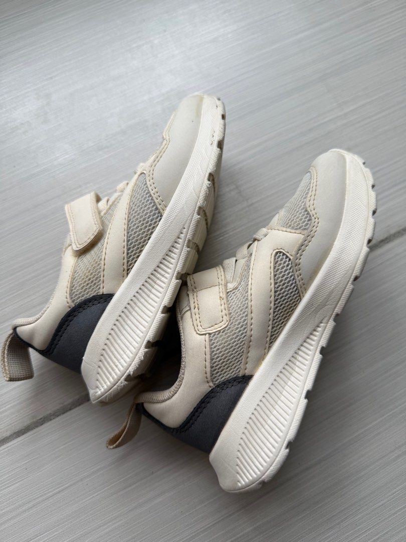 H&M Kids Sneakers (Category: Babies & Kids Fashion) located in Mapandan. Submitted by feanner (Listing ID 1401751950, Image 3). Description: H&M Kids Rubber Shoes EU26 | UK9 | 16.1cm Fits 3-6 yrs old (I suggest you use tape measure for actual sizing as size varies per kid) Seldom use.