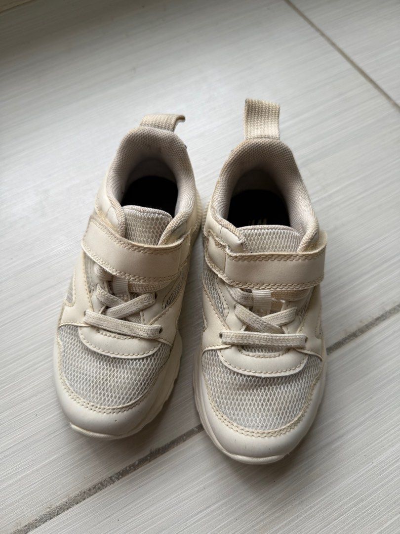 H&M Kids Sneakers (Category: Babies & Kids Fashion) located in Mapandan. Submitted by feanner (Listing ID 1401751950, Image 1). Description: H&M Kids Rubber Shoes EU26 | UK9 | 16.1cm Fits 3-6 yrs old (I suggest you use tape measure for actual sizing as size varies per kid) Seldom use.