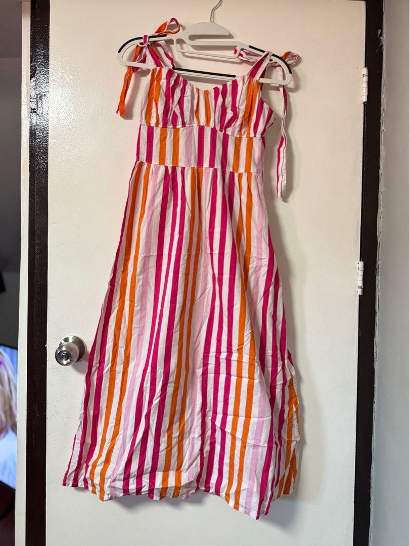 H&M Striped Midi Dress (Category: Dresses) located in Muntinlupa City. Submitted by declutterwithksgs (Listing ID 1401775057, Image 1). Description: Brand: H&M Size: 36/S but fits M to Large - Adjustable Straps - Good coverage for bust - Perfect for Beach days - Has a minor problem with the zipper but not noticeable when worn Buyer must cover for shipping expenses Mode of payment: BDO or GCash .