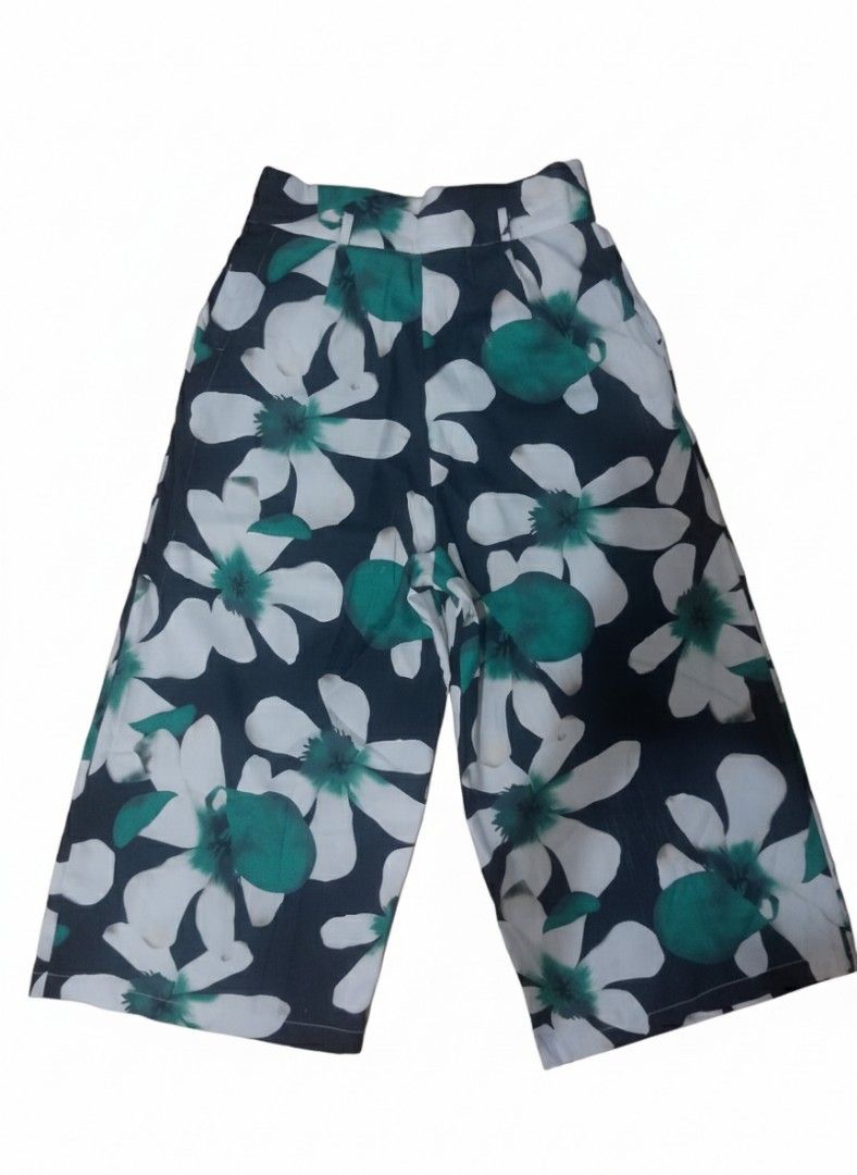 Kaki Paris Floral Culottes (Category: Other Bottoms) located in Quezon City. Submitted by jay0708 (Listing ID 1401883592, Image 1). Description: - Kaki Paris culottes - Floral print (white & teal) - Dark background - Wide-leg design - High waist - Size S - Lightweight fabric - Perfect for warm weather.