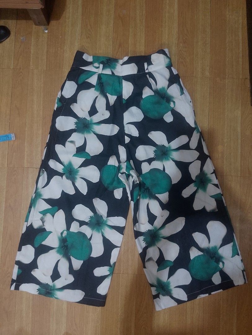 Kaki Paris Floral Culottes (Category: Other Bottoms) located in Quezon City. Submitted by jay0708 (Listing ID 1401883592, Image 2). Description: - Kaki Paris culottes - Floral print (white & teal) - Dark background - Wide-leg design - High waist - Size S - Lightweight fabric - Perfect for warm weather.