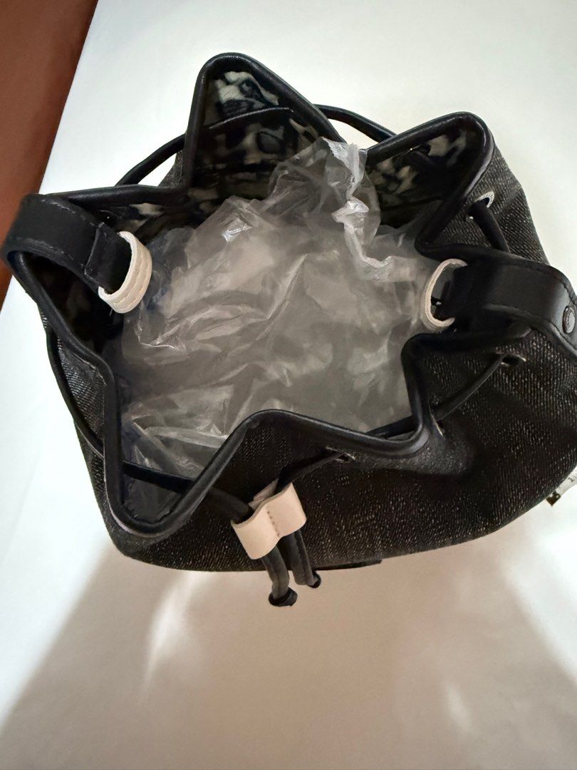 Longchamp drawstring bucket bag (Category: Luxury Bags & Wallets) located in San Juan City. Submitted by crncloset (Listing ID 1401806604, Image 3). Description: Longchamp bag.