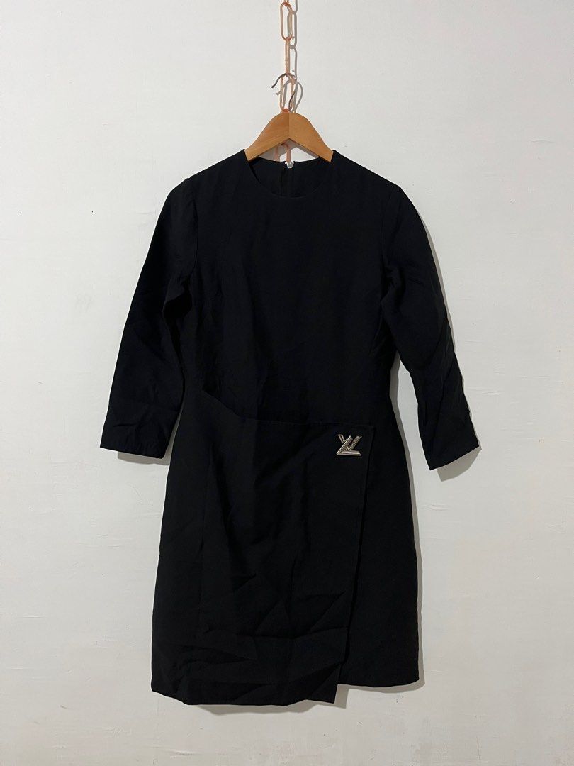 Louis Vuitton Dress (Category: Dresses) located in Calumpit. Submitted by Essentiality (Listing ID 1401851930, Image 1). Description: Louis Vuitton Dress Size 40 W - 15.5 L - 41 Cut Necktag Searchable Excellent Condition 5500.
