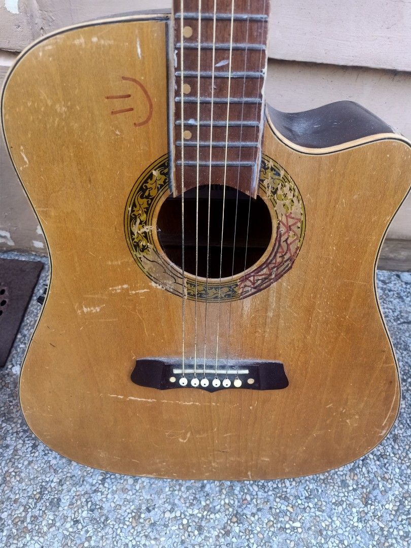 Lumanog guitar (Category: Musical Instruments) located in Las Pinas. Submitted by the_recycle_shop (Listing ID 1401790092, Image 3). Description: Usable condition for beginners With signs of usage and repair Selling as is .