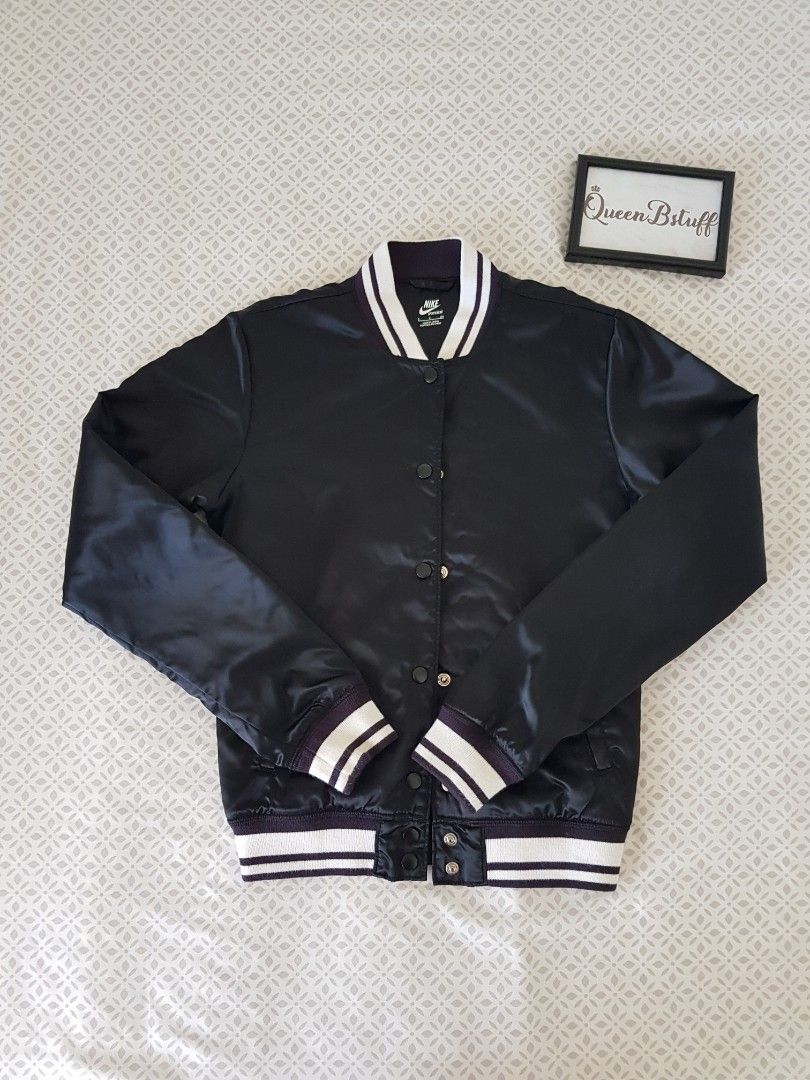 Nike Bomber Jacket (Category: Coats, Jackets and Outerwear) located in Pasig City. Submitted by queenbstuff (Listing ID 1401792678, Image 1). Description: Best Fits Small-Medium Size READ before making an offer. 🔹️Location: Pasig City 🔹️Shipping within Metro Manila Only 🔹️Read item description. 🔹️NO When Worn. 🔹️Last Price Posted. 🔹️Preloved. Unless stated Brand New.Manage your expection. 🔹️Color may vary due to lighting. 🔹️1 Day Reservat