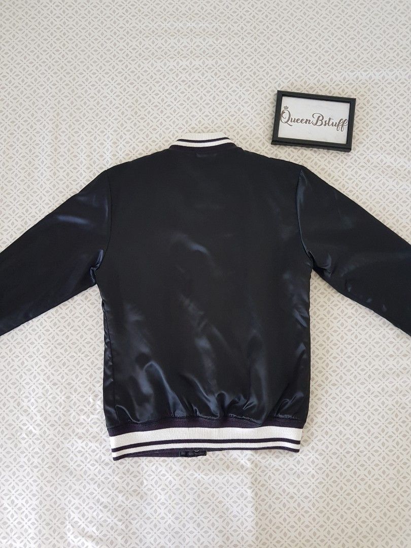 Nike Bomber Jacket (Category: Coats, Jackets and Outerwear) located in Pasig City. Submitted by queenbstuff (Listing ID 1401792678, Image 3). Description: Best Fits Small-Medium Size READ before making an offer. 🔹️Location: Pasig City 🔹️Shipping within Metro Manila Only 🔹️Read item description. 🔹️NO When Worn. 🔹️Last Price Posted. 🔹️Preloved. Unless stated Brand New.Manage your expection. 🔹️Color may vary due to lighting. 🔹️1 Day Reservat