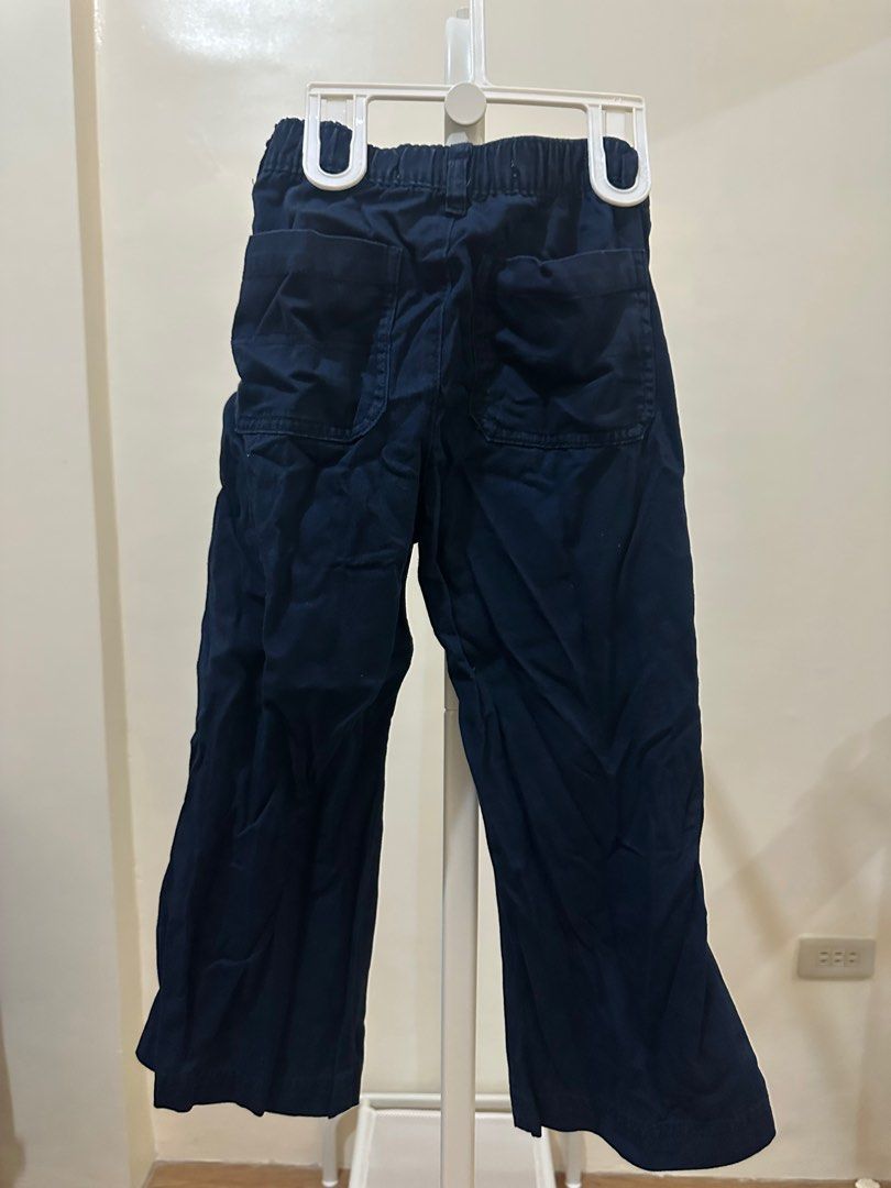 Old Navy Navy Shorts - Size S (6-7) (Category: Babies & Kids Fashion) located in Taguig. Submitted by heyaaayien (Listing ID 1401740986, Image 2). Description: - Old Navy navy shorts - Size: S (fits 6-7 years old) - Features: Button closure, elastic waistband.