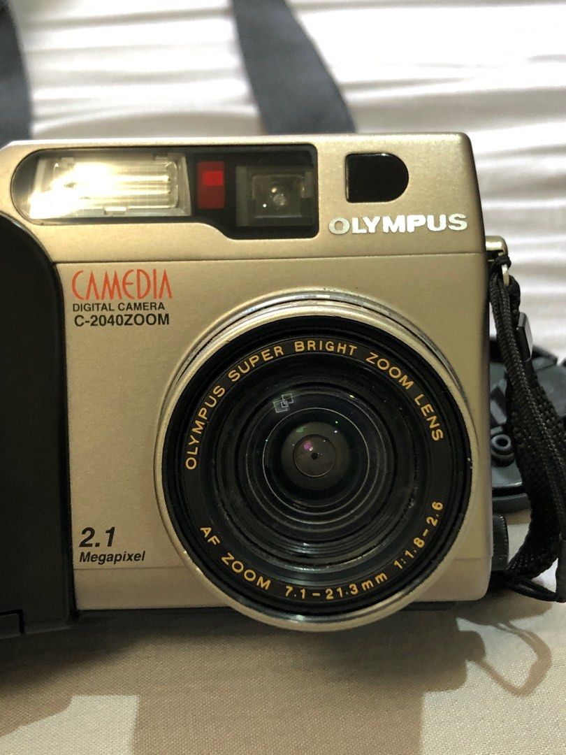 Olympus Camedia C-2040 Zoom (Category: Cameras) located in Bugasong. Submitted by yhanz_019 (Listing ID 1401748370, Image 2). Description: For sale: Olympus Camedia C-2040 Zoom!! Maganda quality ng pictures niya, malinaw siya despite having only 2.1 megapixels. May vintage effect siya na parang film yung look ng pictures. This camera was released way back year 2000 or 2001 as far as I can remember. Matagal na po ito hindi nagamit, ngayon ko lang 