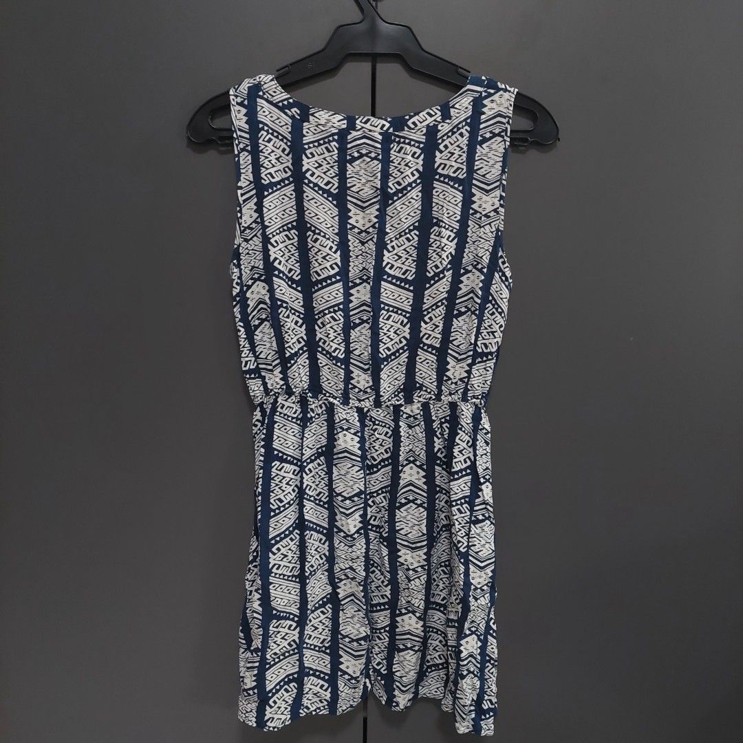 Printed Dress beach cover up (Category: Dresses) located in Pasig City. Submitted by seashiels (Listing ID 1401872753, Image 3). Description: - Folded & Hung dress - Fits XS-S - Print: Navy blue and white pattern - Perfect for a beach cover up No when worn available Location: Pasig.