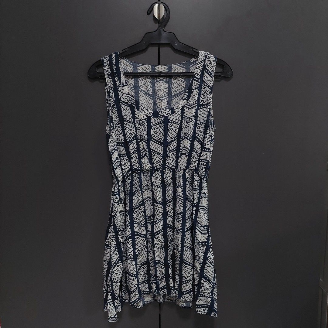 Printed Dress beach cover up (Category: Dresses) located in Pasig City. Submitted by seashiels (Listing ID 1401872753, Image 1). Description: - Folded & Hung dress - Fits XS-S - Print: Navy blue and white pattern - Perfect for a beach cover up No when worn available Location: Pasig.