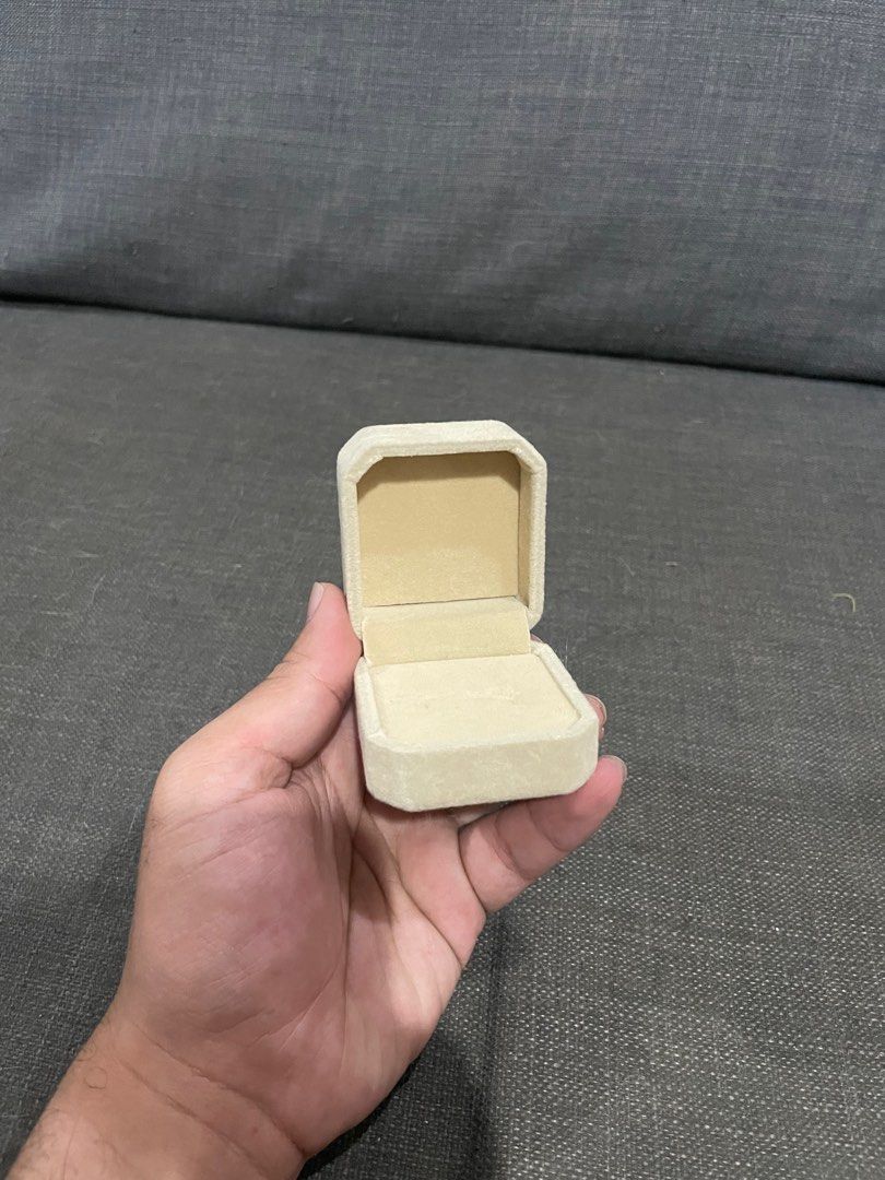 Ring Box (Category: Others) located in Subang Jaya. Submitted by john_bear (Listing ID 1401856421, Image 2). Description: Pakai time letak cincin tunang pakai sekali sahaja.