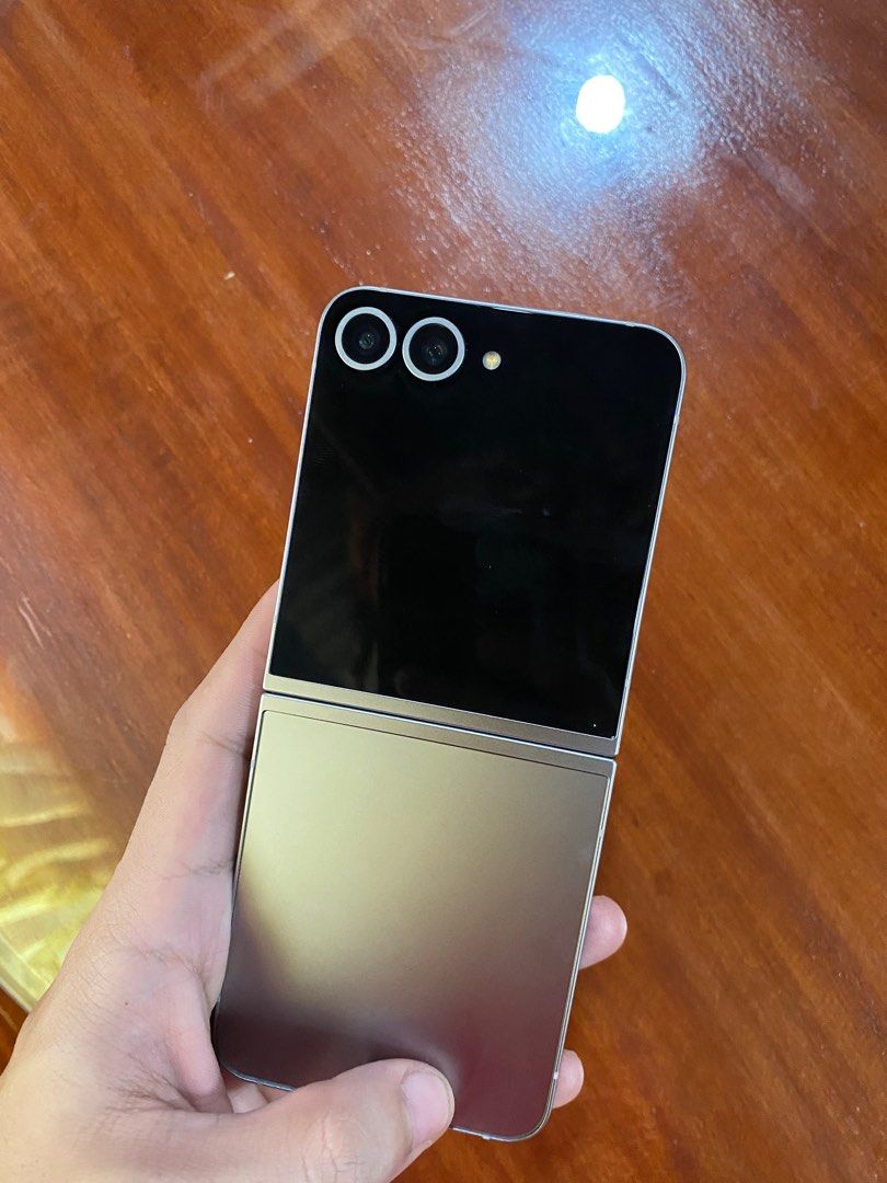 Rush Samsung Galaxy Flip 6 (Category: Samsung) located in San Carlos. Submitted by marco1199 (Listing ID 1401748469, Image 3). Description: Rush Samsung Galaxy Z Flip 6 256gb + 12gb RAM NTC No issue Good as new .
