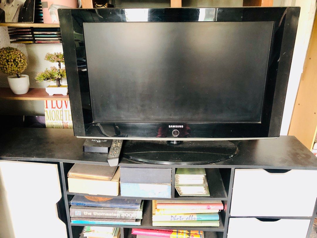 Samsung TV (Defective) (Category: TV) located in Makati City. Submitted by lynzkyyy (Listing ID 1401802229, Image 3). Description: - Samsung TV (34 X 20 inches) - Black frame - Includes remote control - Defective - With stand.