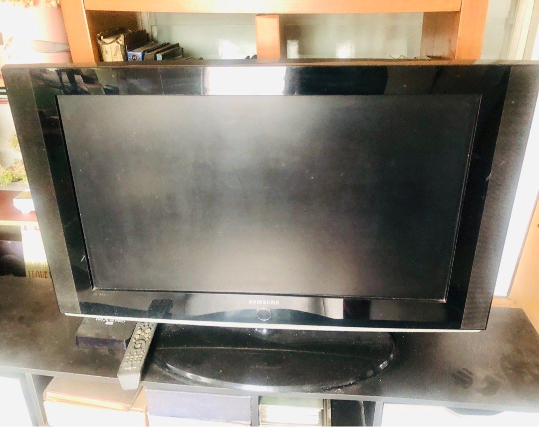 Samsung TV (Defective) (Category: TV) located in Makati City. Submitted by lynzkyyy (Listing ID 1401802229, Image 1). Description: - Samsung TV (34 X 20 inches) - Black frame - Includes remote control - Defective - With stand.