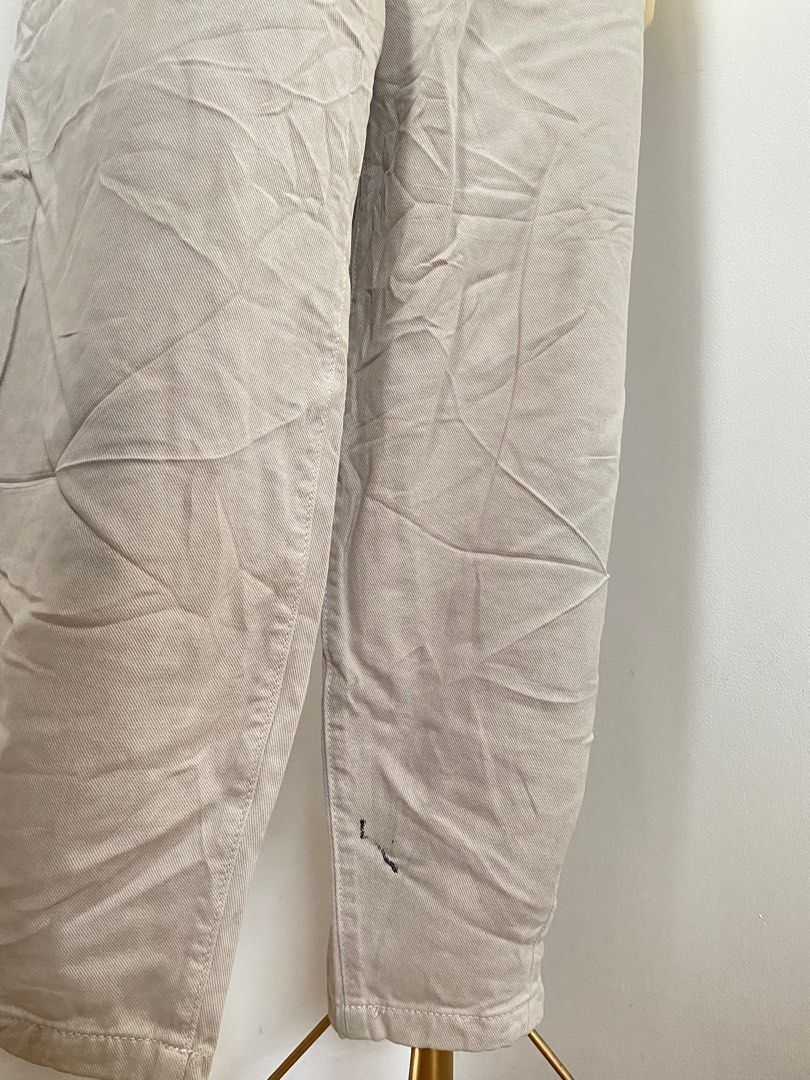 Zara Beige Wide Leg Pants (Category: Other Bottoms) located in Naga. Submitted by jamilaph (Listing ID 1401774926, Image 2). Description: - Zara beige wide-leg pants - High-waisted - Relaxed fit - Size: W31-32, L39 - Button and zipper closure - Minor stain present - Made in Turkey.